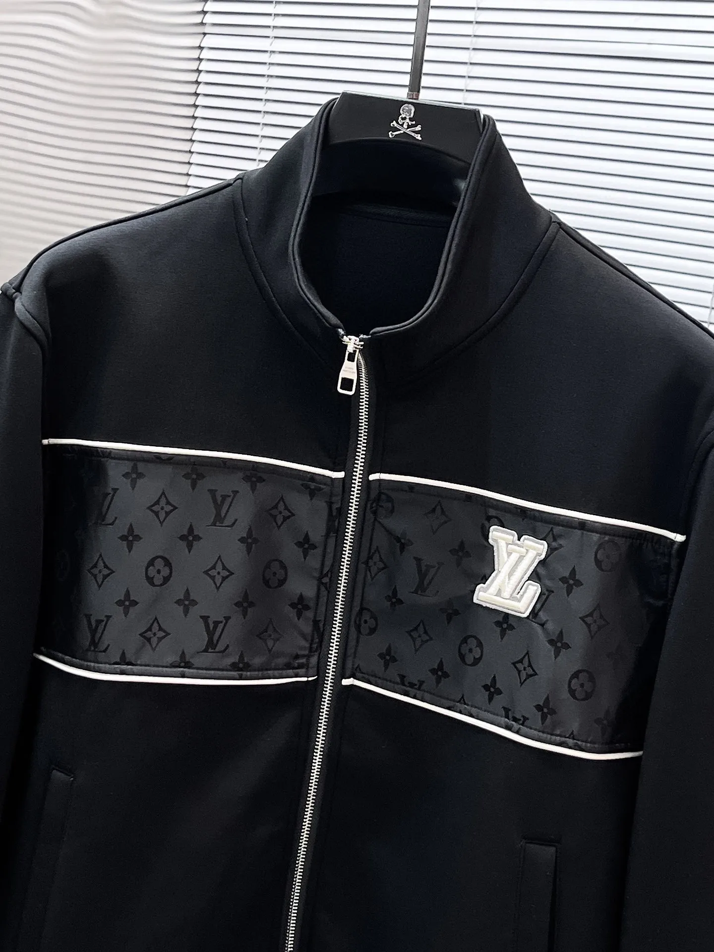 🅿️720 LV hot-selling suit is coming. Focus on the original version of the official website. 2025 new hot-selling cardigan suit. The original order is the best. 🇭🇰The meticulous work of top designers. It has a fitting and perfect upper body effect. All-natural high-quality Tencel Roman cotton 100%, close-fitting comfort, noble and elegant! Original hardware embodies elegance and nobility! Counter size: M-3XL (maximum wear up to 190 pounds)